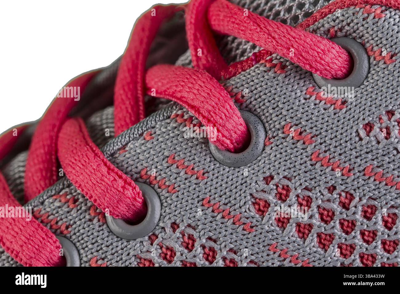 Ein Fragment eines grau Sneaker mit rosa Spitzen hautnah. Sneaker Textur Stockfoto
