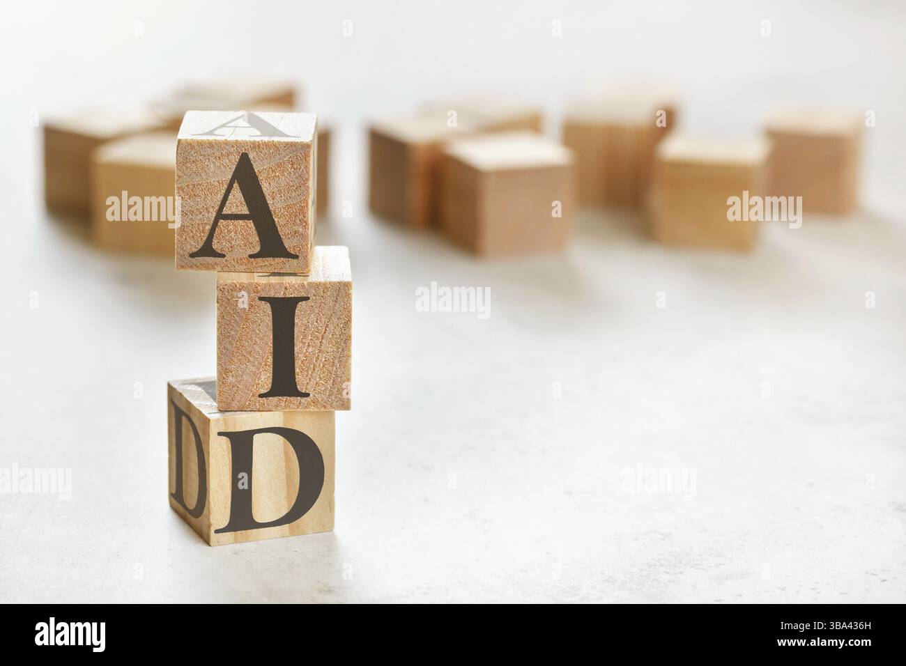 Drei Holzwürfel mit WORTHILFE, auf weißem Tisch, mehr im Hintergrund, Platz für Text in der rechten unteren Ecke, Liptovsky Hradok, Slowakei, Europa Stockfoto