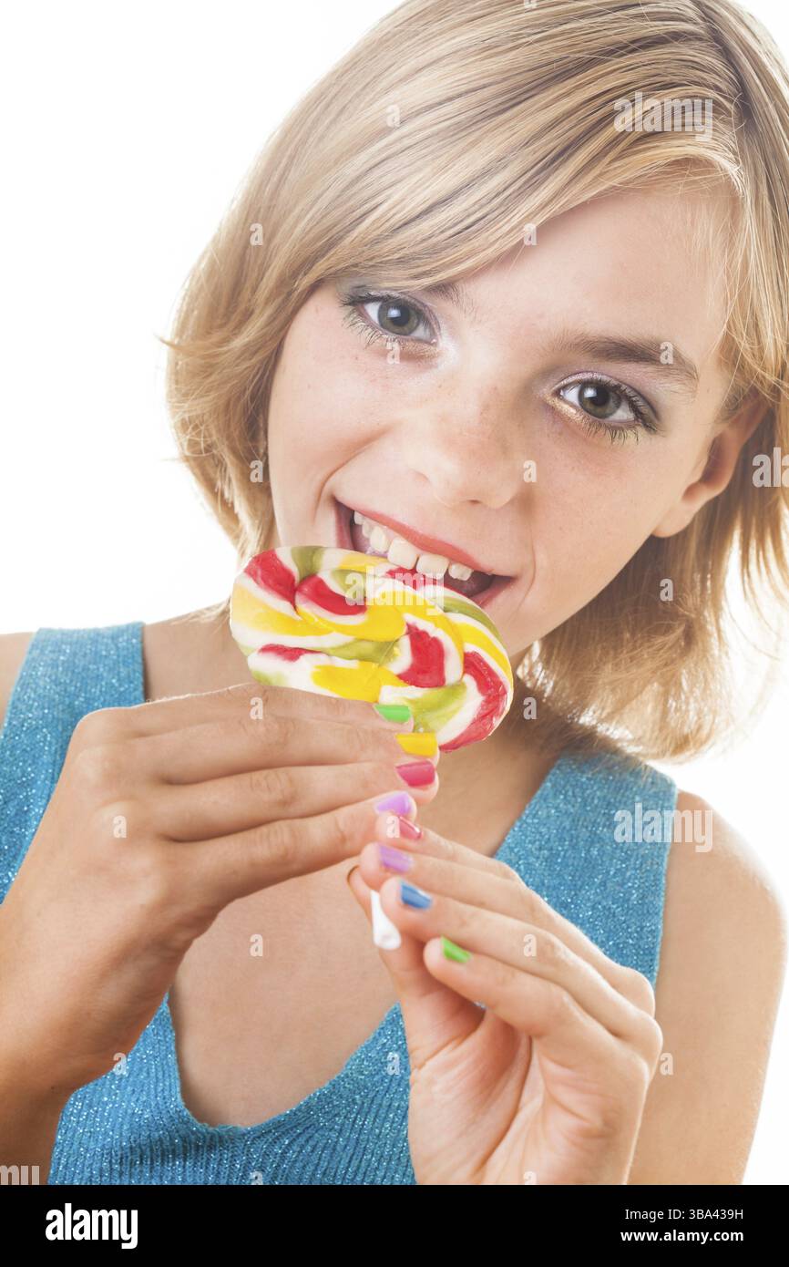 Lustiger Teenager mit farbigen Nägeln und farbenfrohem Lutscher. Isoliert auf weißem Hintergrund Stockfoto