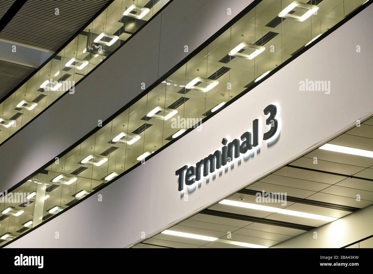 Schwarzes Schild am Terminal 3 in der Abflughalle des Flughafens, Wien, Österreich, Europa Stockfoto