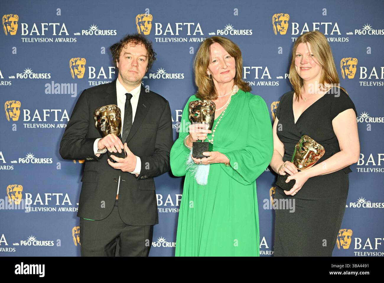 London, Großbritannien. Mai 2025. Jamie Roberts, Kate Spankie und Clare Walker posieren mit dem Single Documentary Award für „Ukraine: Enemy in the Woods“ auf dem Winners Carpet bei den BAFTA Television Awards mit P&O Cruises in der Royal Festival Hall in London, Großbritannien. Quelle: LFP/Alamy Live News Stockfoto