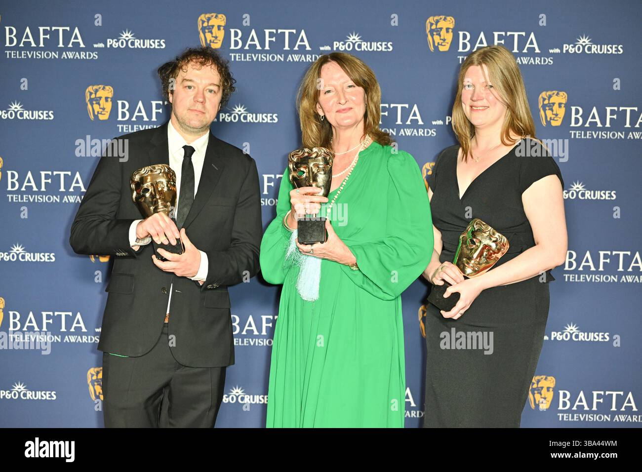 London, Großbritannien. Mai 2025. Jamie Roberts, Kate Spankie und Clare Walker posieren mit dem Single Documentary Award für „Ukraine: Enemy in the Woods“ auf dem Winners Carpet bei den BAFTA Television Awards mit P&O Cruises in der Royal Festival Hall in London, Großbritannien. Quelle: LFP/Alamy Live News Stockfoto