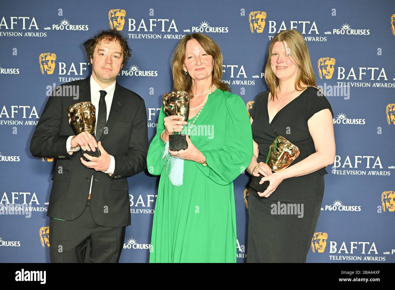 London, Großbritannien. Mai 2025. Jamie Roberts, Kate Spankie und Clare Walker posieren mit dem Single Documentary Award für „Ukraine: Enemy in the Woods“ auf dem Winners Carpet bei den BAFTA Television Awards mit P&O Cruises in der Royal Festival Hall in London, Großbritannien. Quelle: LFP/Alamy Live News Stockfoto