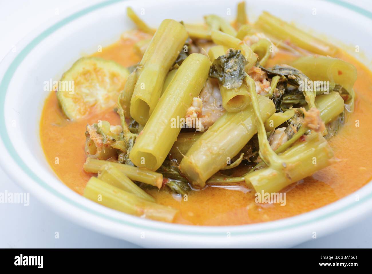 Rote Curry mit Schweinebauch und Wasserspinat (Gang Tay Po), ein ...