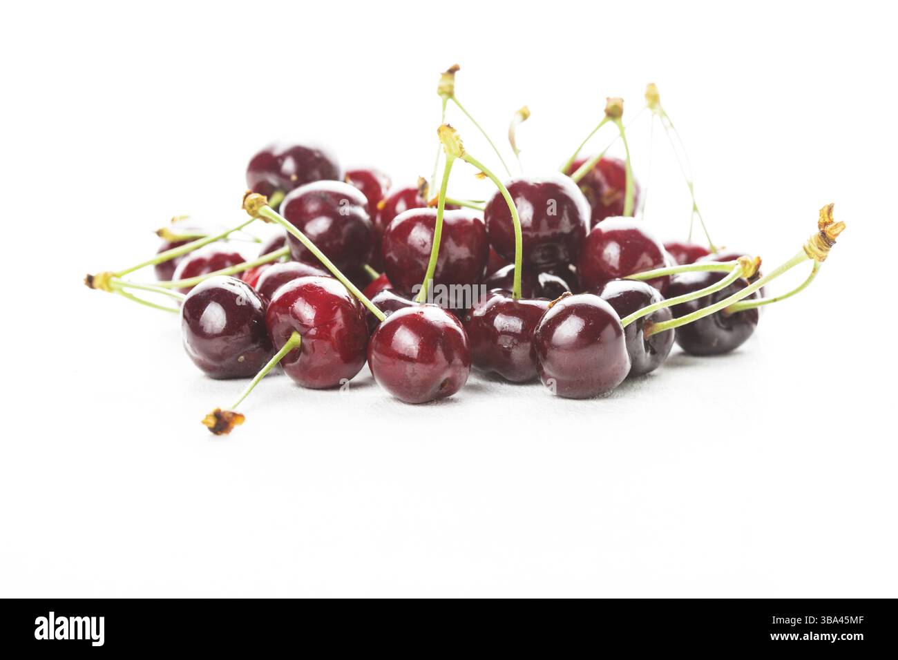 Süßes Kirschobst liegt auf dem Tisch Stockfoto
