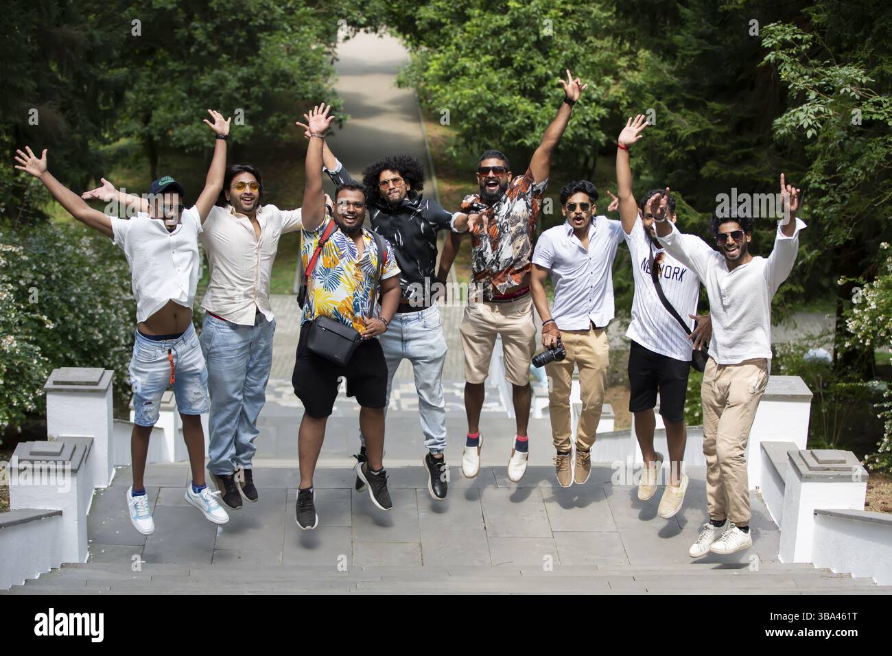 August 2022. Georgien. Dorf Chakvi. Batonic-Garten. Eine Gruppe indischer Studenten. Junge, moderne Indianer posieren, genießen das Leben, springen auf Stockfoto