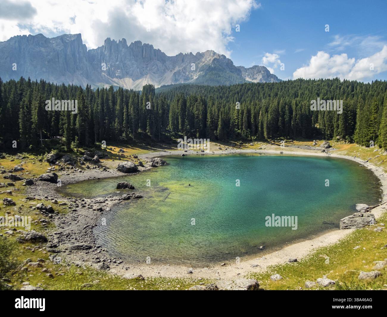 Der Karersee unterhalb des Karerpasses am Fuße des Latemarmassivs in Südtirol, Italien, Europa Stockfoto