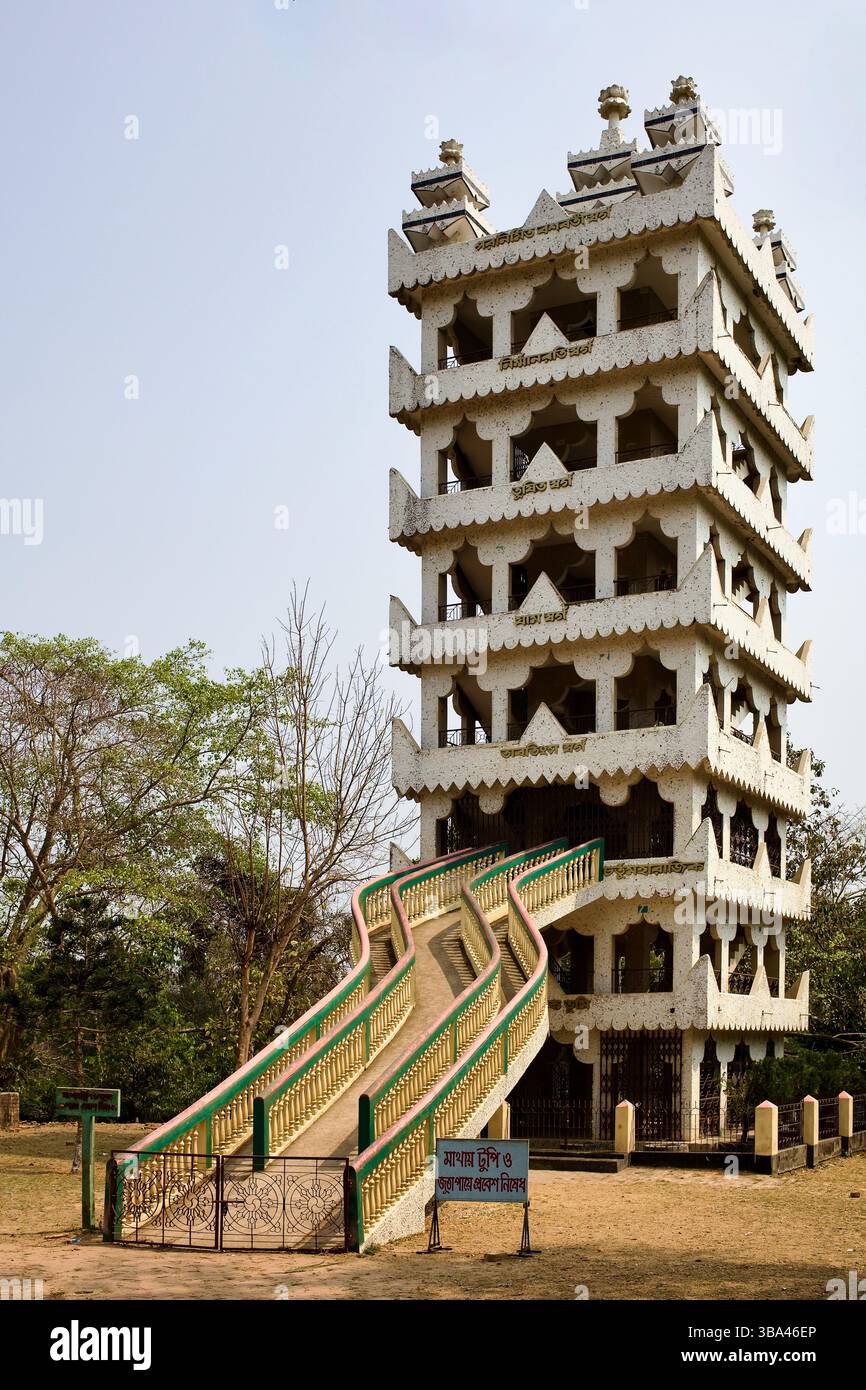 Der mehrstufige weiße Turm in Rajbana Vihara, einem bedeutenden buddhistischen Kloster der Theravāda in Rangamati, Chittagong Hill Tracts, Bangladesch. Stockfoto