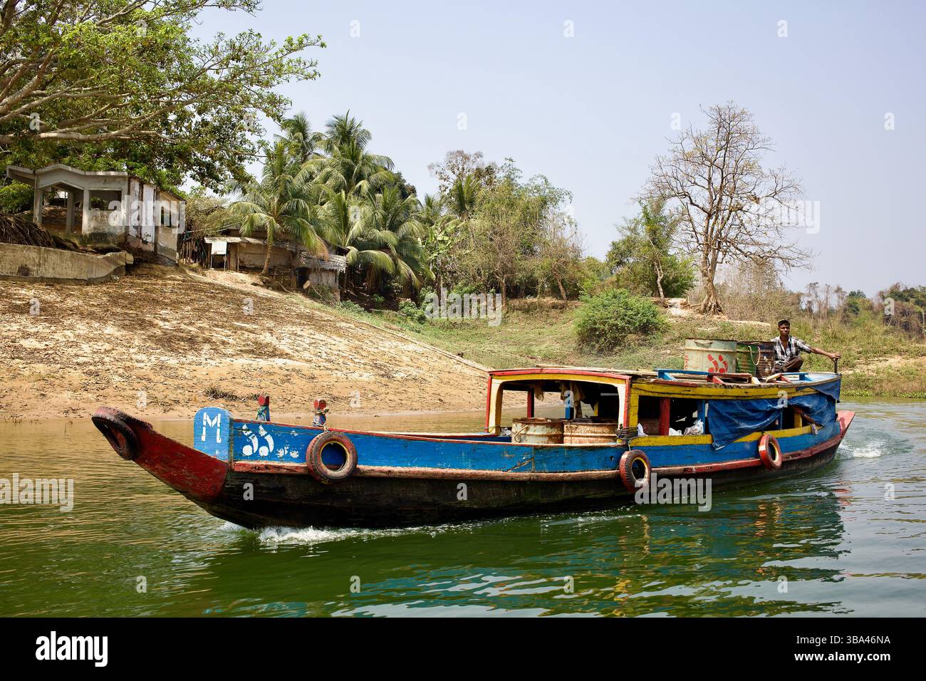 Ein kleines Frachtschiff fährt über den Kaptai-See und transportiert Güter durch ländliche Wasserstraßen in der Nähe von Rangamati im Südosten Bangladeschs. Stockfoto