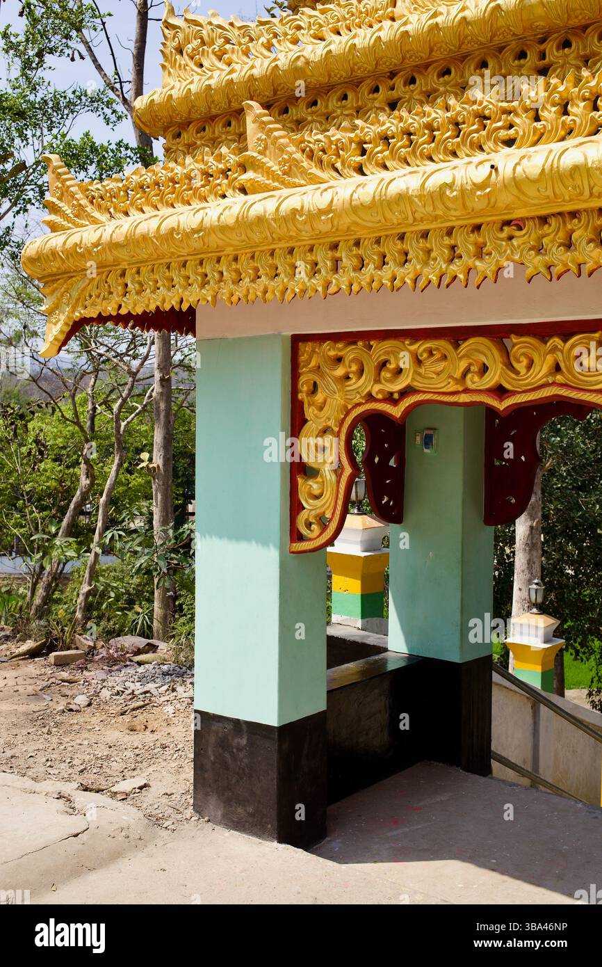 Reich vergoldetes Tor markiert den Eingang zur Chitmorom Pagode, einer buddhistischen Stätte der Theravāda südlich von Kaptai in den Chittagong Hill Tracts in Bangladesch. Stockfoto