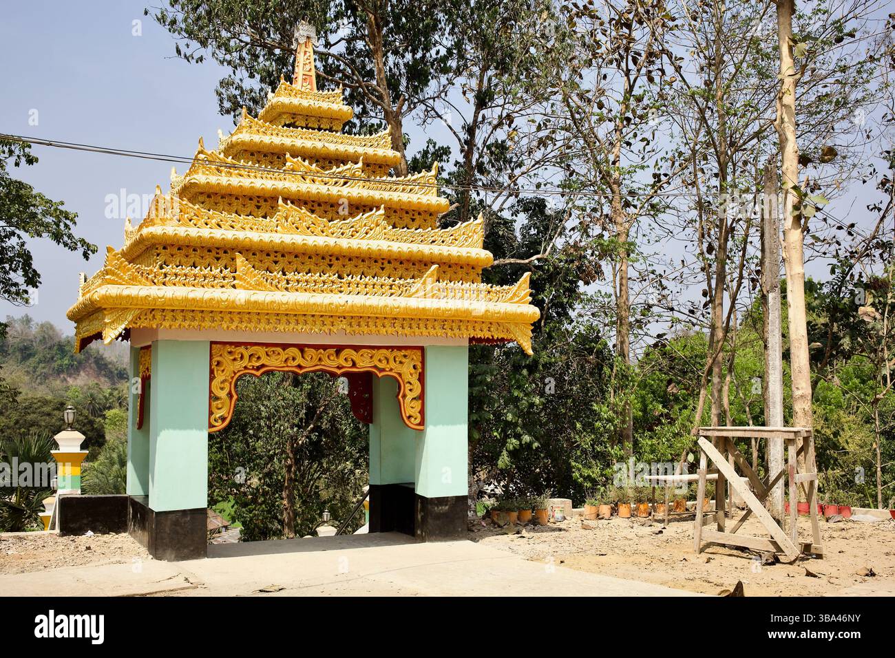 Reich vergoldetes Tor markiert den Eingang zur Chitmorom Pagode, einer buddhistischen Stätte der Theravāda südlich von Kaptai in den Chittagong Hill Tracts in Bangladesch. Stockfoto