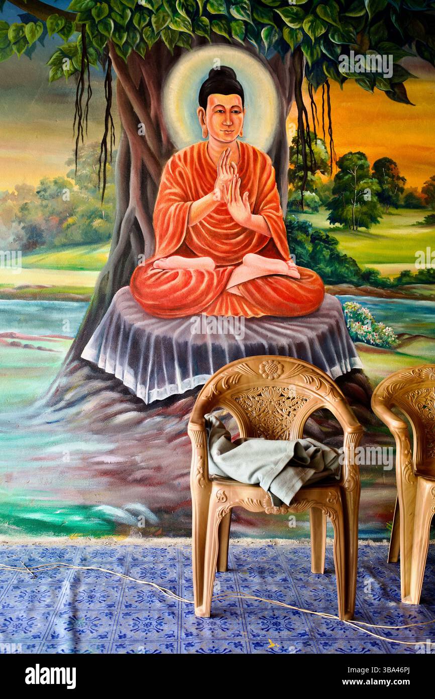 Wandbild des Buddha, der in Meditation unter einem heiligen Baum sitzt, gemalt auf einer Innenwand eines buddhistischen Tempels in Theravāda in Bandarban, Bangladesch. Stockfoto