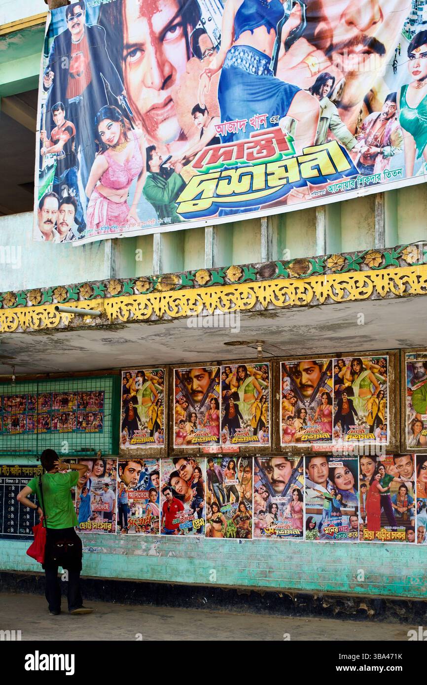 Dhallywood-Filmplakate bedecken die Fassade der Banasree Cinema Hall in Bandarban, Bangladesch und zeigen die lokale Filmkultur des Massenmarktes. Stockfoto