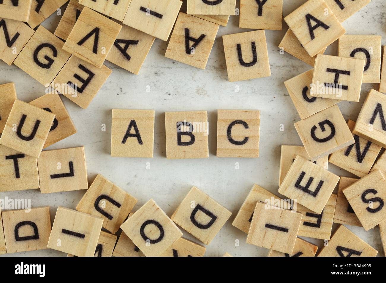 Ansicht von oben nach unten, Stapel quadratischer Holzblöcke mit den Buchstaben ABC auf Weißtafel, Liptovsky Hradok, Slowakei, Europa Stockfoto