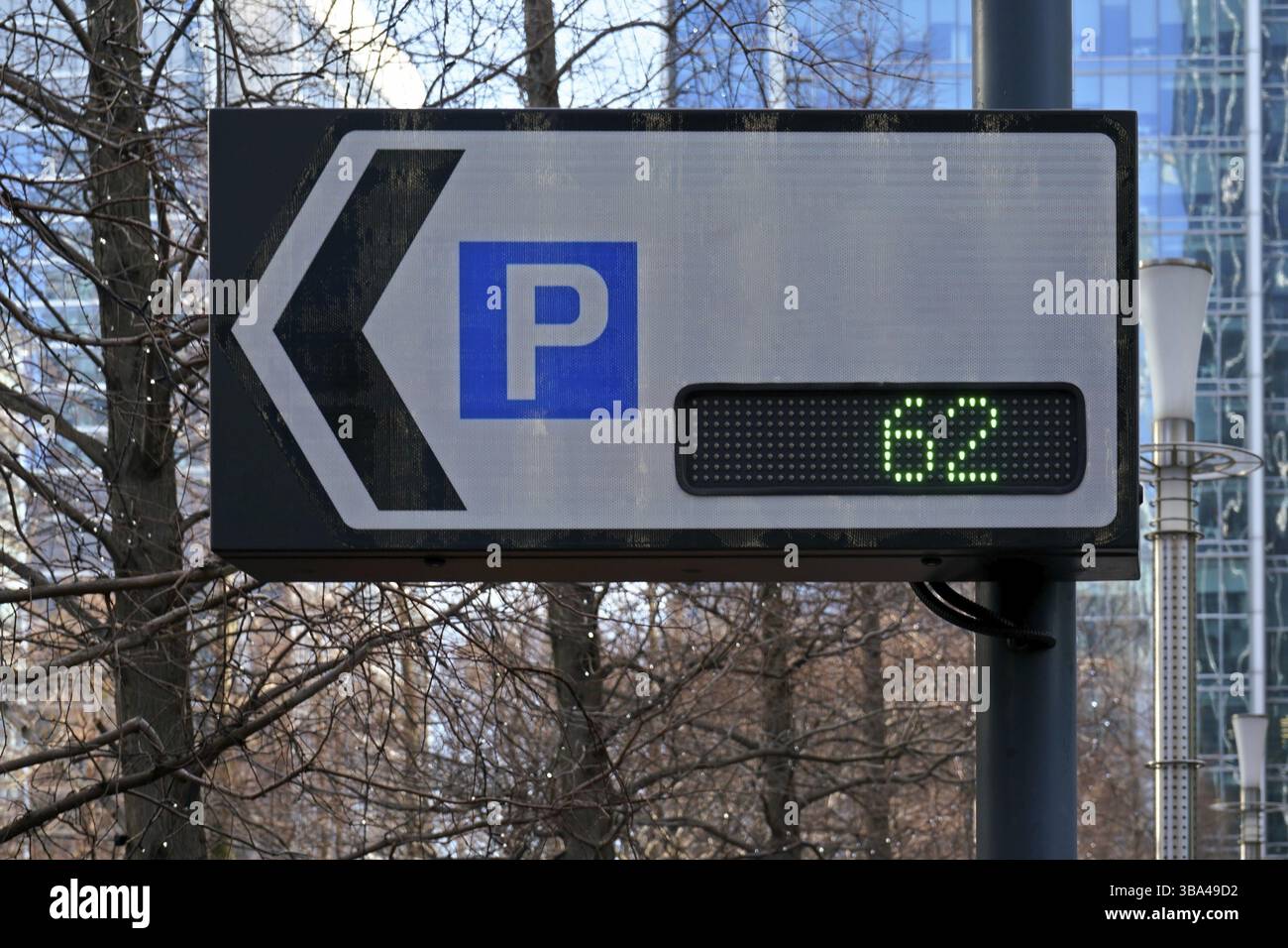 Traffic sign Board Übersicht Anzahl der Parkplätze und Pfeil, Parkplatz, kann Text mit Leerzeichen hinzugefügt werden, unscharfen Bäume und Gebäude zurück Stockfoto