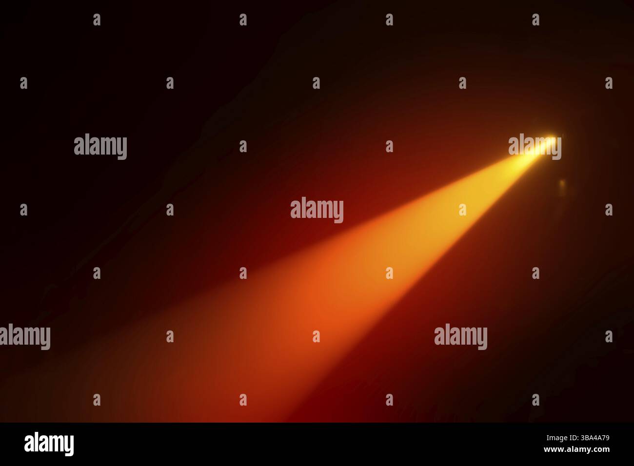 Orangefarbener, verschwommener Lichtstrahl auf dunklem Hintergrund Stockfoto