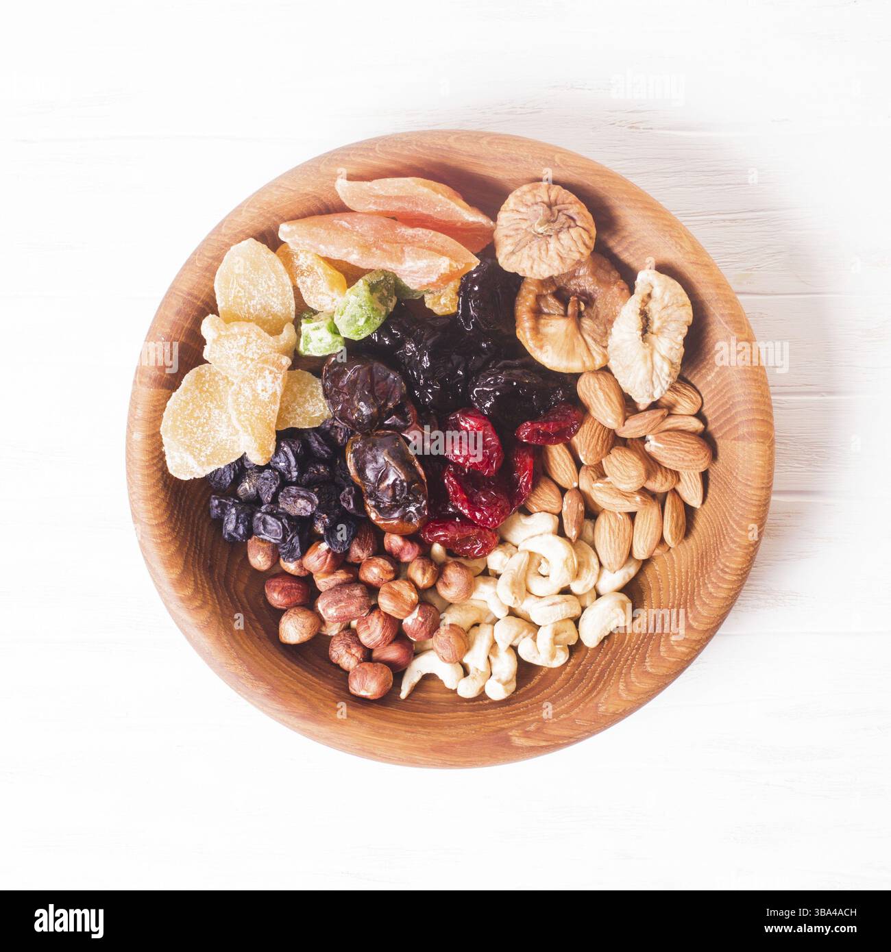 Trocknen Sie Früchte und Nüsse in der Schüssel auf einem Holztisch. Copy Space Hintergrund - Nahaufnahme gesunde Süßigkeiten Stockfoto