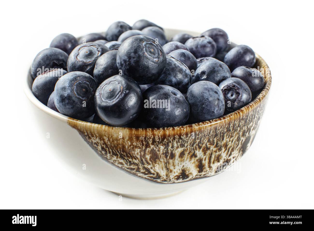 Nahaufnahme - kleine Schüssel Heidelbeeren, isoliert auf weißem Hintergrund Stockfoto