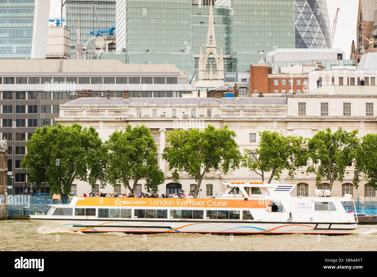Touristen genießen eine Bootstour auf dem EDF Energy London Eye auf der Themse, vorbei am Somerset House. Sie sind Sightseeing in London. Stockfoto