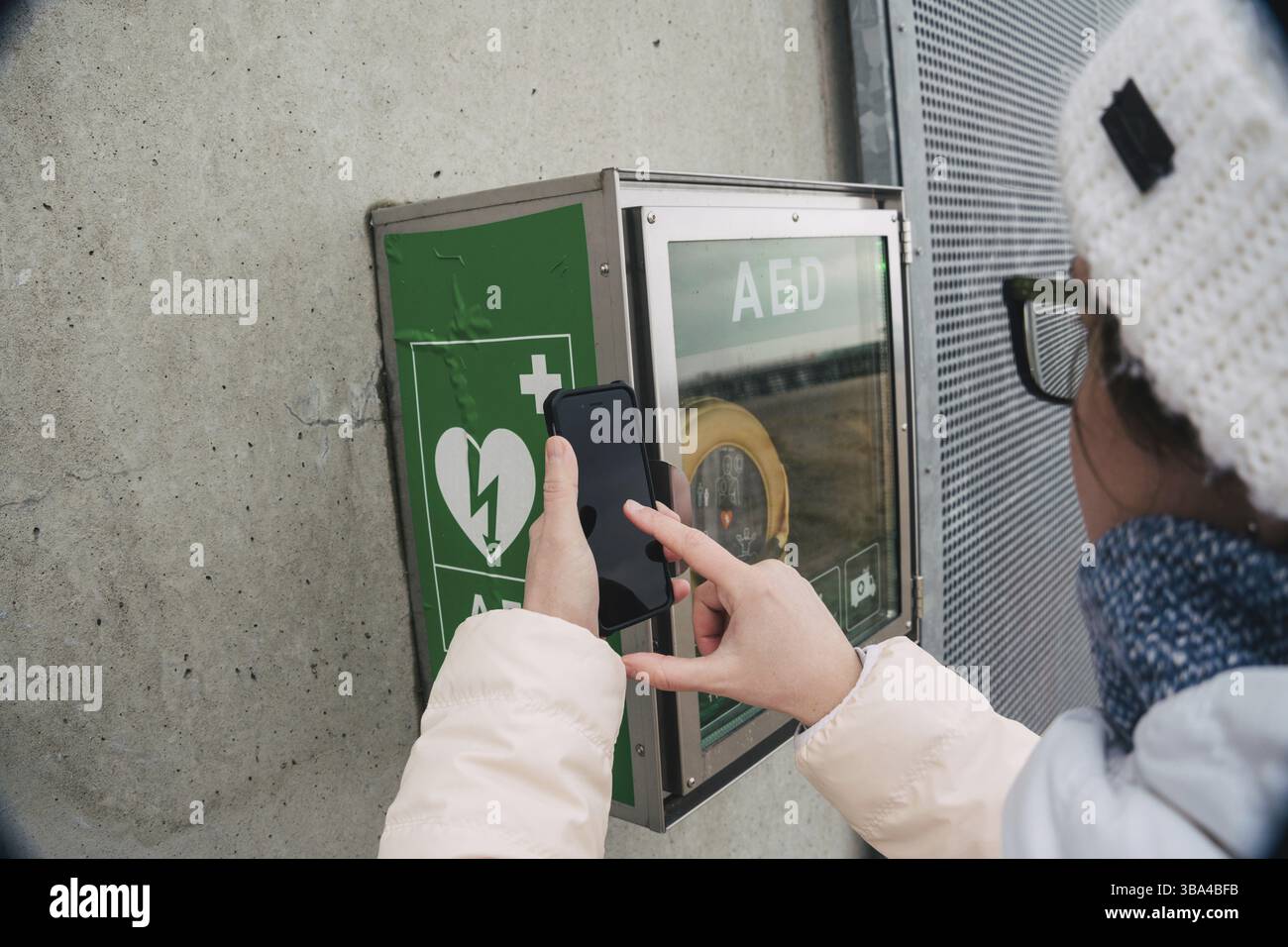 Medizinische kardiopulmonale Reanimation-Notruf. Die weiße Frau ruft 911 Help an. Gerätebox aed automatische Defibrillatorerkrankung Stockfoto