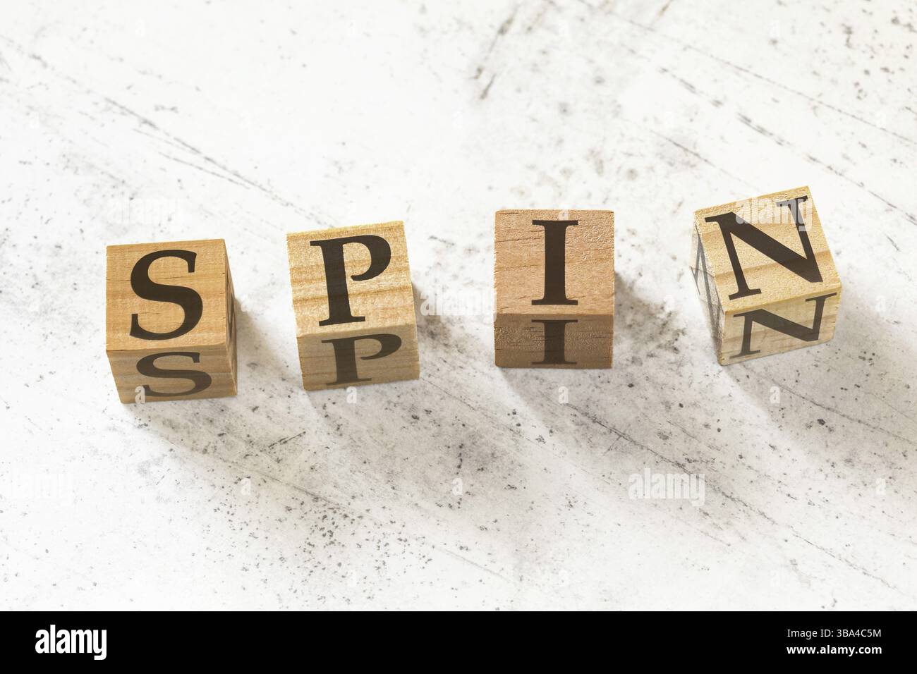 Vier hölzerne Würfel mit Buchstaben DREHEN SICH, was Situation Problem Implikation Notwendigkeit auf weißem Arbeitsbrett bedeutet, Liptovsky Hradok, Slowakei, Europa Stockfoto