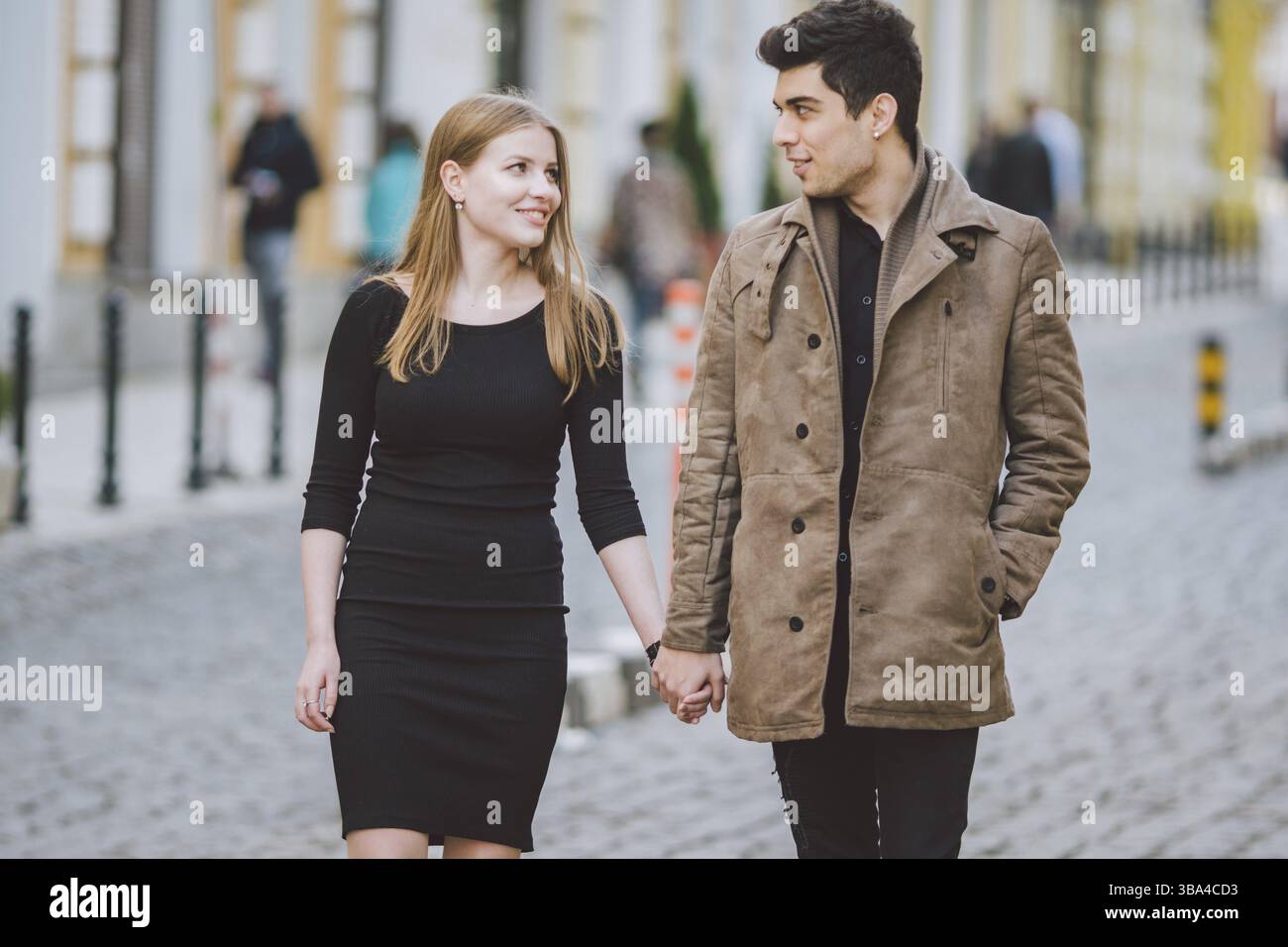 Städtische moderne junge Liebe Paar romantische reden reden, halten sich an den Händen auf ein Datum. Junge multikulturelle Türkische brunette und kaukasischen Paar auf Stockfoto Städtische moderne junge Liebe Paar romantische reden reden, halten sich an den Händen auf ein Datum. Junge multikulturelle Türkische brunette und kaukasischen Paar auf Stockfoto