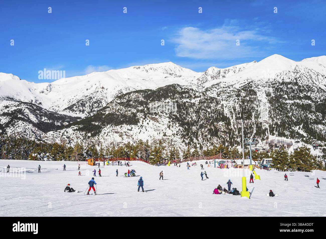 Menschen, Familien und Kinder, die Spaß haben und lernen, wie man Ski fährt und Snowboarden auf den grünen Pisten von El Tarter. Winterurlaub in den Pyrenäen von Andorra Stockfoto