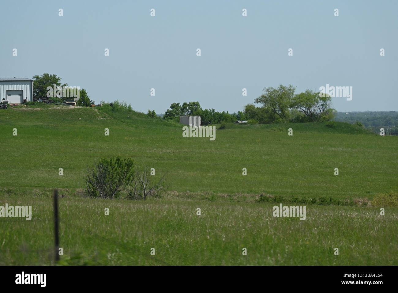 EMPORIA KANSAS, USA - 11. MAI 2025 die Ranch in der 1296 Road D, die Gegenstand einer massiven Methamphetamin-Drogenplünderung durch Bundes- und Kommunalpolizei war, wo 20.000 US-Dollar in Bargeld etwa 75 Geschütze und zwischen 88-96 Liter flüssiges Meth in einem Tankfach eines Charterbusses waren, der von der mexikanisch-amerikanischen Grenze von HSI-Agenten verfolgt worden war Stockfoto