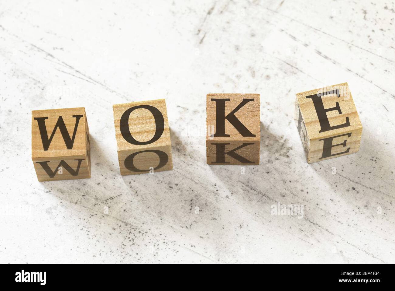 Vier hölzerne Würfel mit Buchstaben WACHTEN auf, was Weisheit, Chance, Wissen und Ermächtigung bedeutet, auf weißem Arbeitsbrett, Liptovsky Hradok, Slowakei, Europa Stockfoto