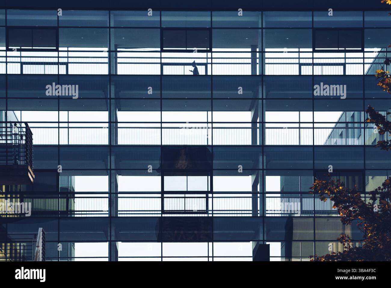 Oktober 19, 2018. Deutschland Helios Klinikum Krefeld. Silhouette Arzt Arzt Menschen laufen entlang des Korridors zwischen den Stationen der Klinik o Stockfoto