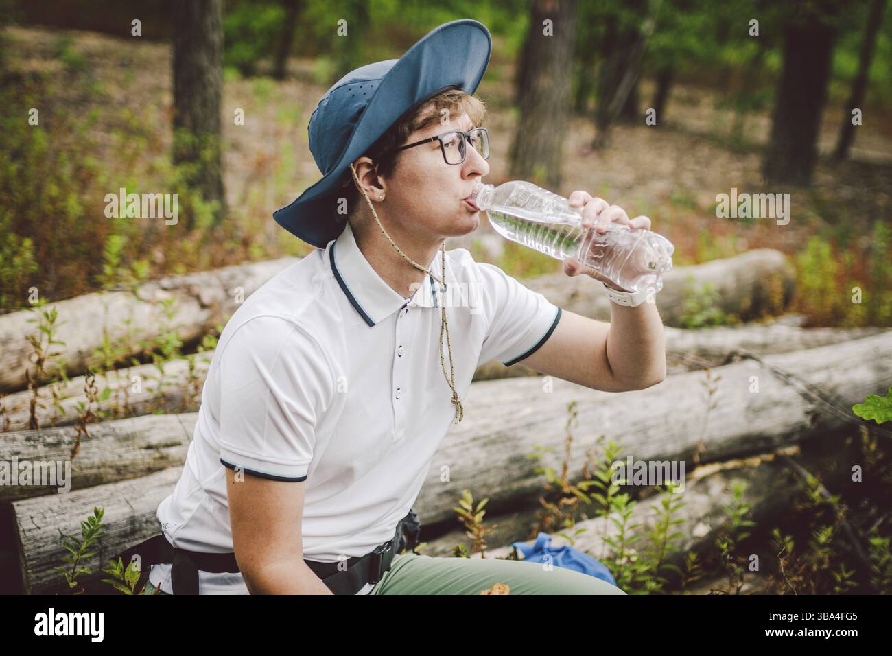 Frau, die Mittagessen nimmt eine Pause Wandern. Wanderer essen Sandwiches in der Natur. Touristen hielten zum Abendessen in der Waldgegend an. Pause Zum Mittagessen Auf Countrys Stockfoto