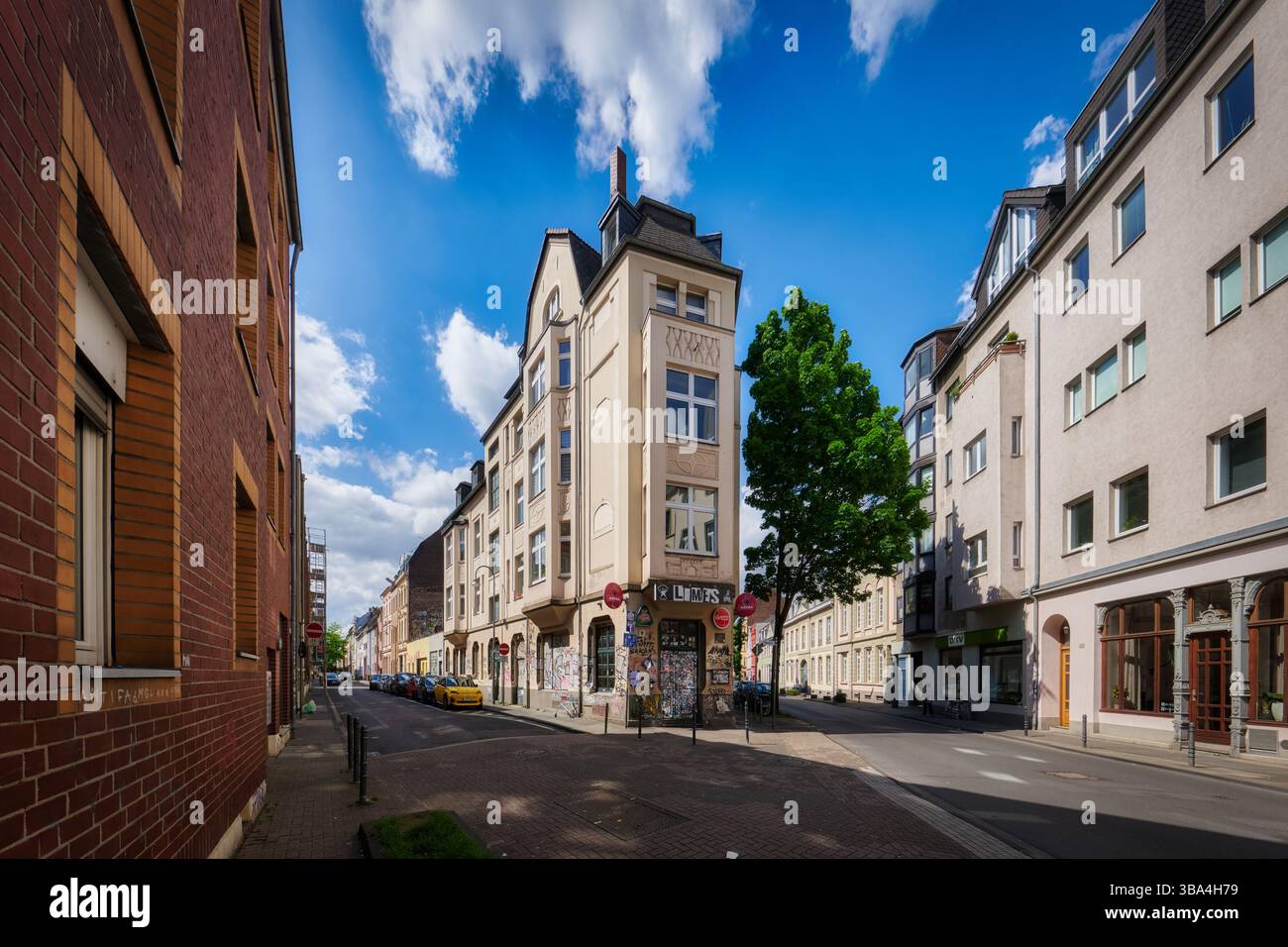 Köln, Deutschland 6. Mai 2025: Straßenansicht der Mülheimer Freiheit mit dem Fußball- und Punkkult-Pub Limes in Köln am rechten Rheinufer Stockfoto