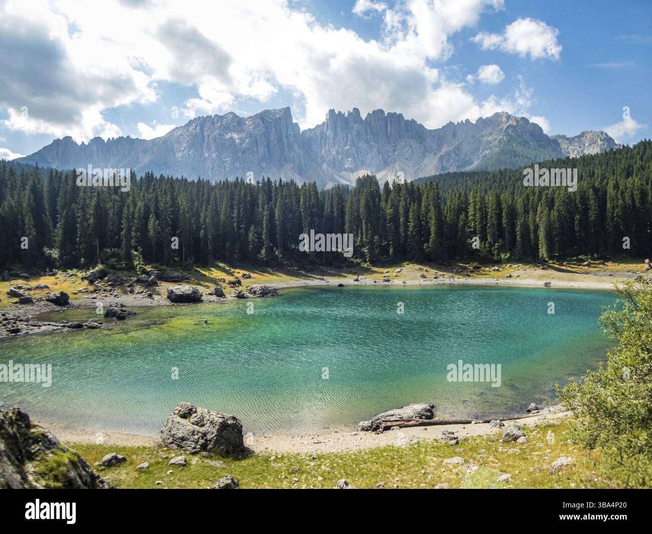 Der Karersee unterhalb des Karerpasses am Fuße des Latemarmassivs in Südtirol, Italien, Europa Stockfoto
