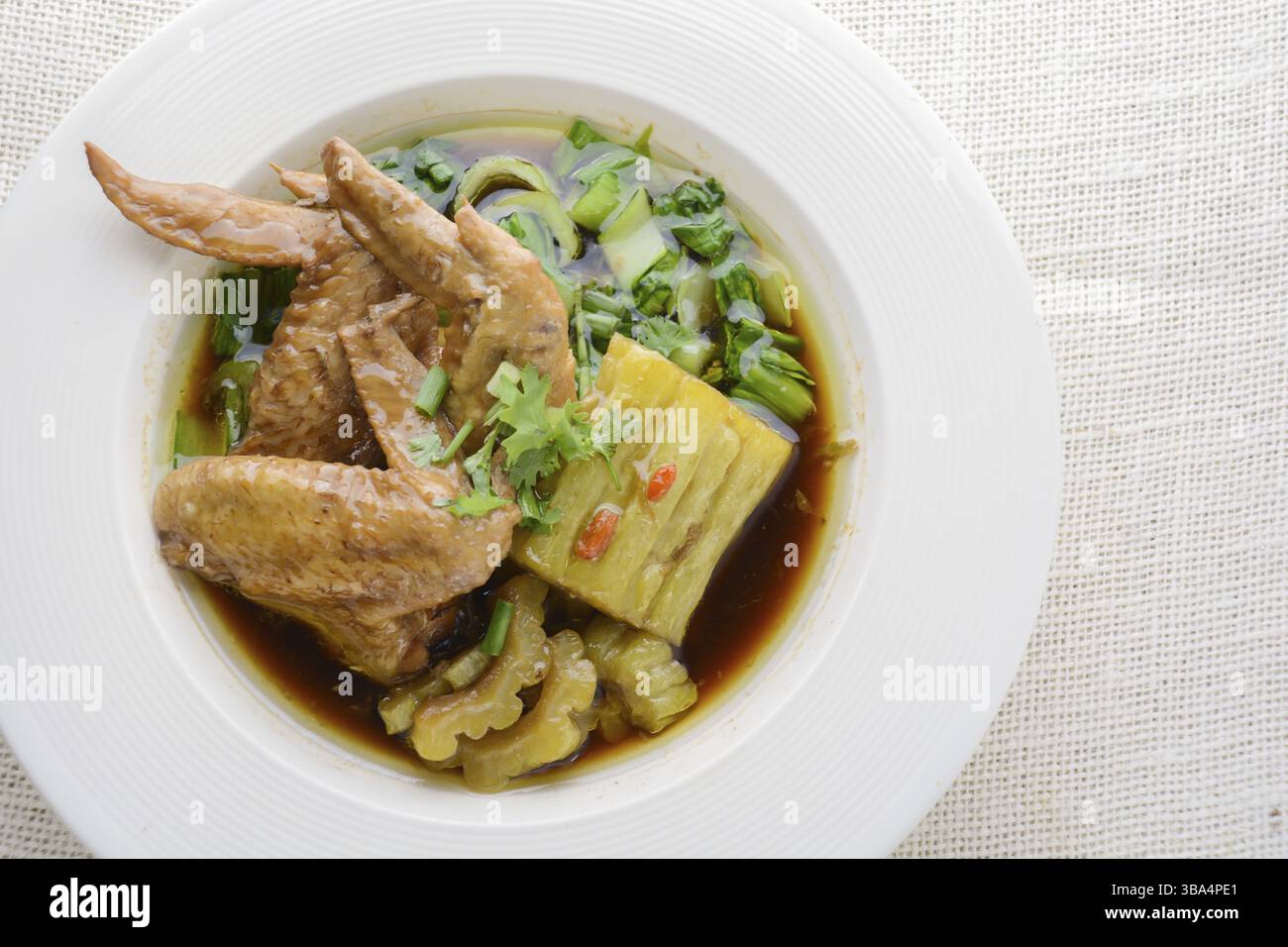 Geschmorte Hähnchenflügel mit bitterem Geschmack Stockfoto