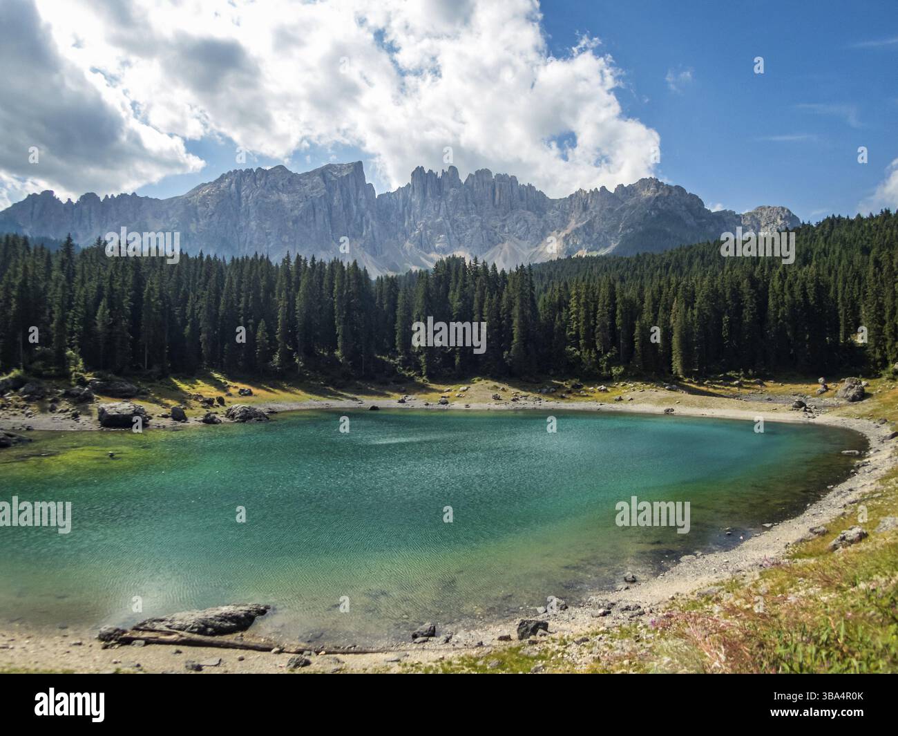 Der Karersee unterhalb des Karerpasses am Fuße des Latemarmassivs in Südtirol, Italien, Europa Stockfoto
