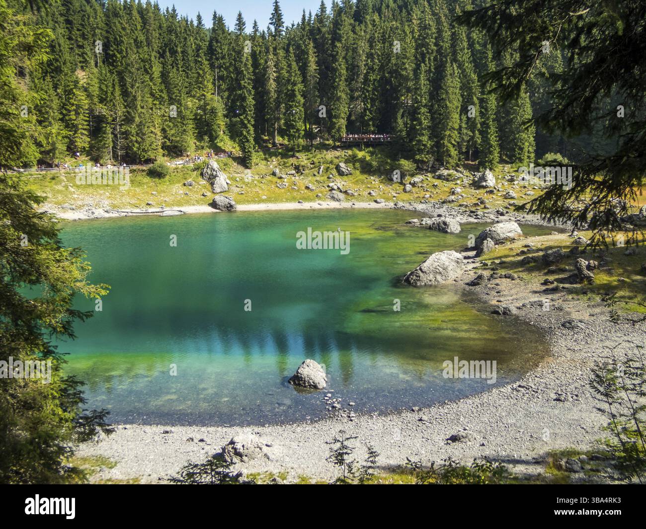 Der Karersee unterhalb des Karerpasses am Fuße des Latemarmassivs in Südtirol, Italien, Europa Stockfoto