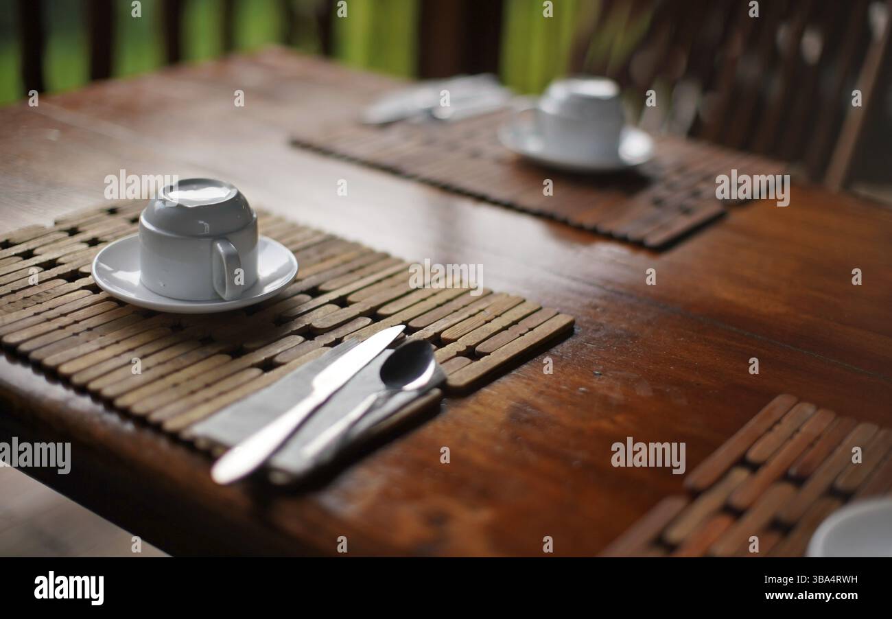 Detailfoto der leeren Kaffeetasse auf dem Holztisch, Frühstück am Morgen im tropischen Ferienort Andasibe, Mada Stockfoto