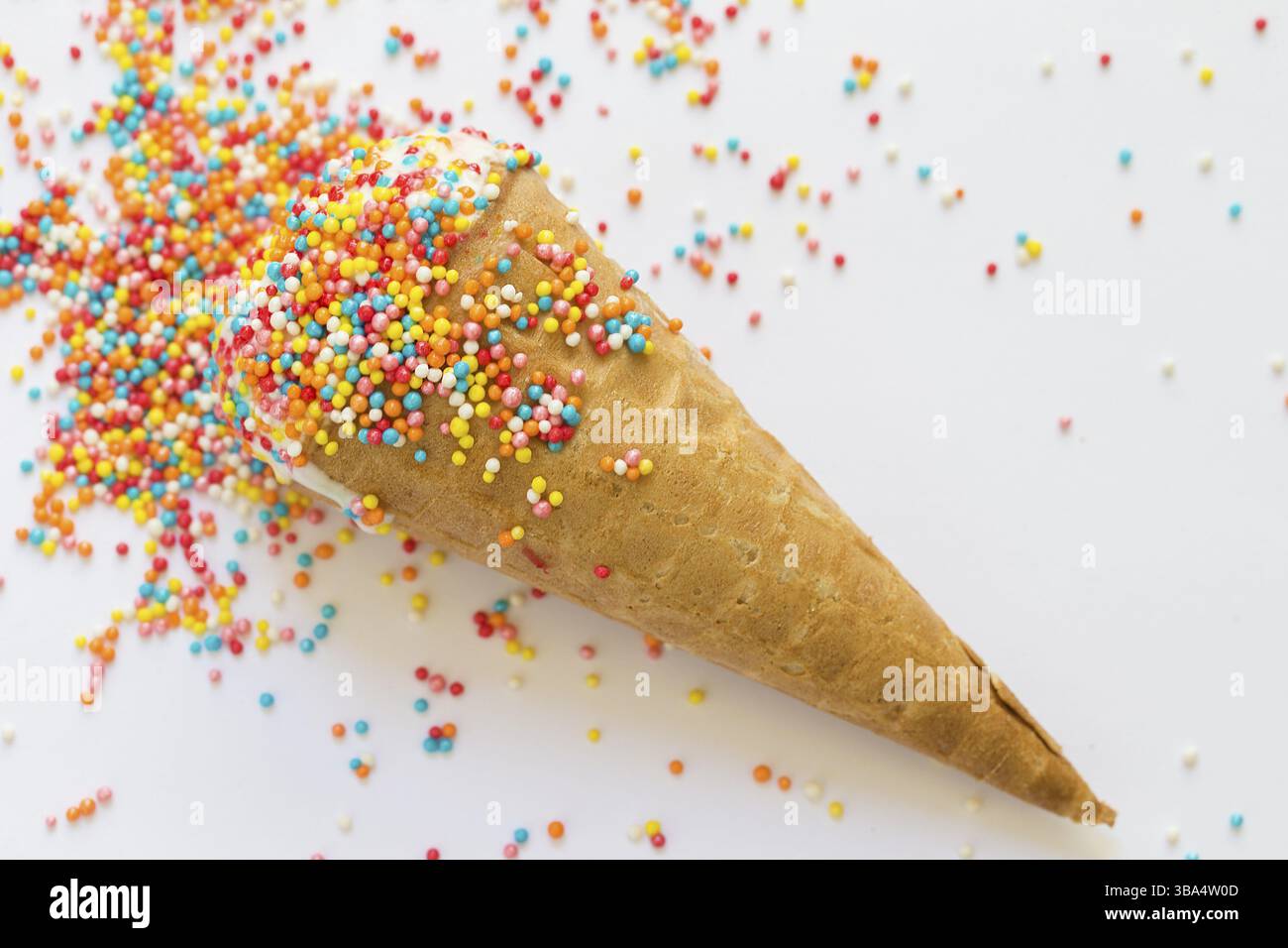 Eis in der Waffel Kegel mit hellen Sprenkeln close-up Stockfoto