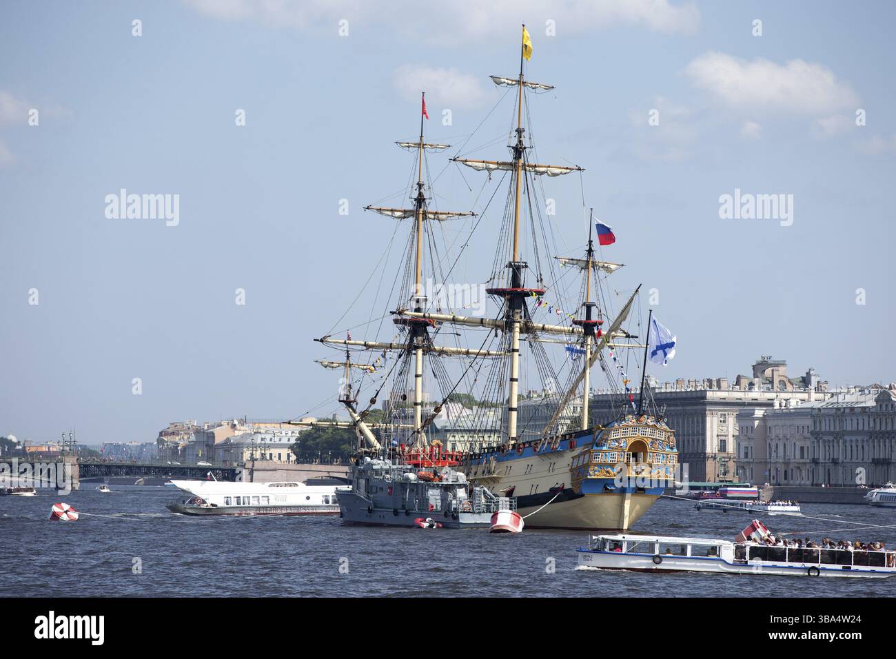 Russland, St. Peterburg. Juli 2019. Schönes russisches Schiff auf der Neva in St. Petersburg, Europa Stockfoto