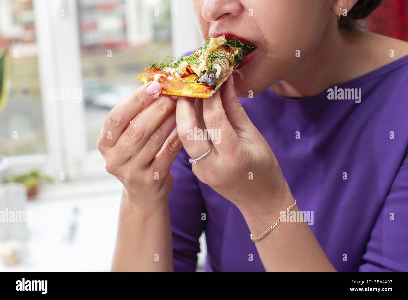 Die Haende der Frau halten ein Stueck Pizza in der Hand. Pizza essen Stockfoto
