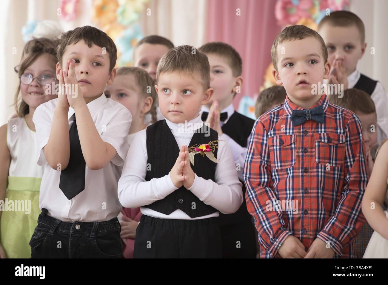Weißrussland, Gomel, 6. März 2018. Der Kindergarten ist der fünfte. Kinderferienmatinee. Kinder Vorschulkinder im Urlaub, Europa Stockfoto