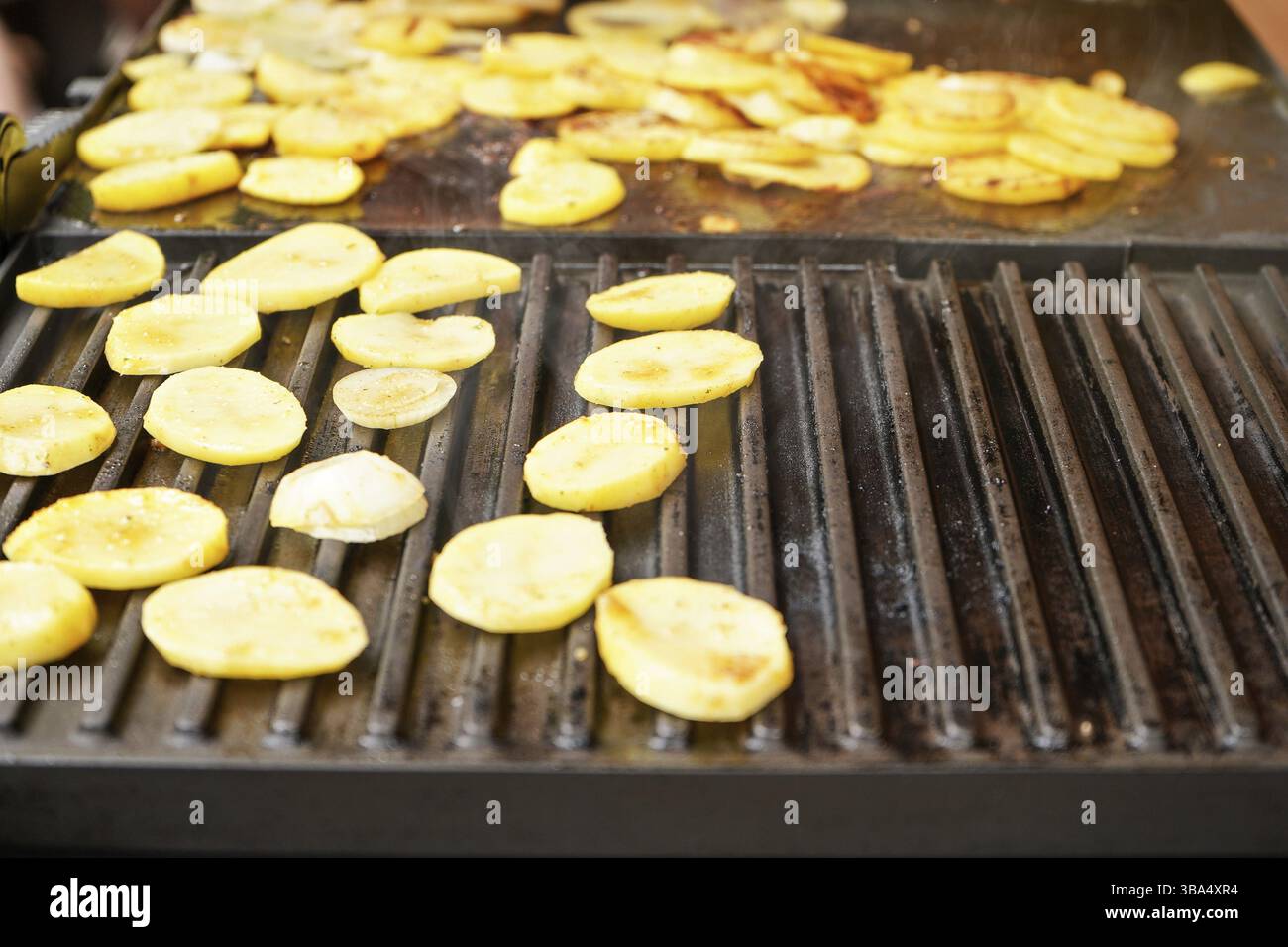 Kartoffeln in kleine Chips gegrillt auf Elektrogrill, Nahaufnahme, Pribylina, Slowakei, Europa Stockfoto