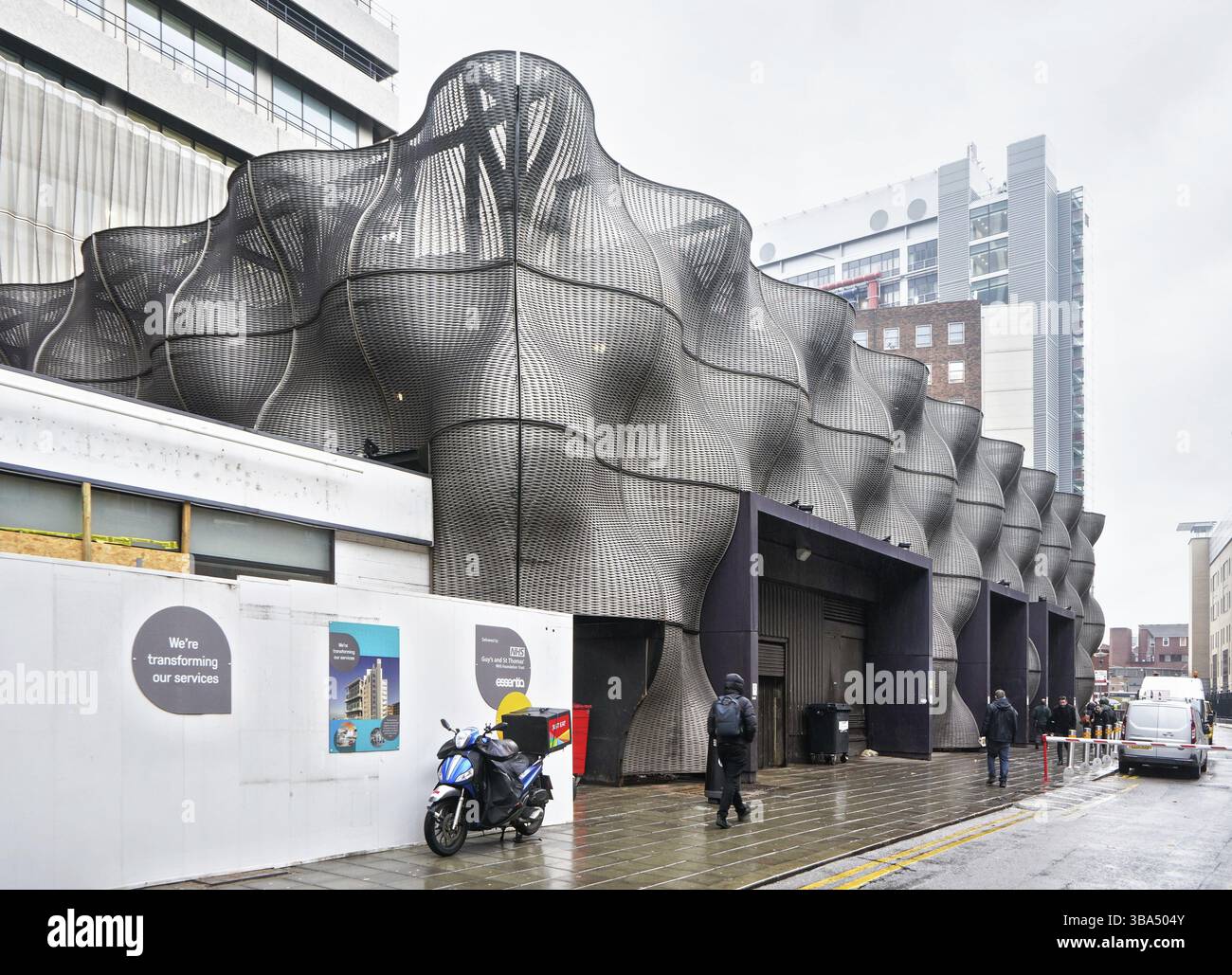 London, Großbritannien - 01. Februar 2019: Abstrakte Architektur am Eingang zum Guy's and St Thomas Krankenhaus von der London Bridge. Es ist akademischer Heile Stockfoto