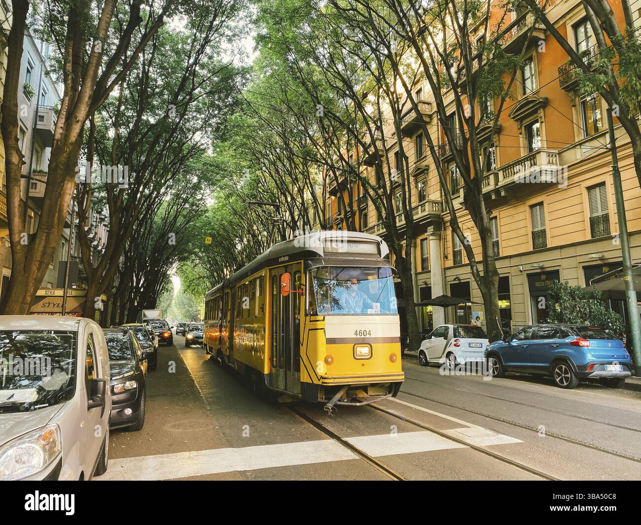 September 2019 Italien. Mailand. Die gelbe Retro-Straßenbahn von Mailand in neuwertigem Zustand ist noch in Betrieb. Berühmte Vintage-Straßenbahn im Zentrum von Old To Stockfoto