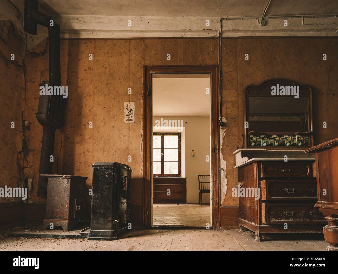 Urban Eploring in einem alten verlassenen Herrenhaus, ein verlorener Ort mit antiken Möbeln und wunderbarer Architektur Stockfoto