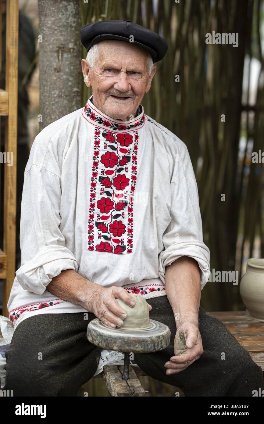 Weißrussland, das Dorf Ljaskowitschi. 20. August 2022. Ein Urlaub der ethnischen Kulturen. Ein alter slawischer Mann in einem weißrussischen Hemd mit Leinenstickerei modelliert Stockfoto