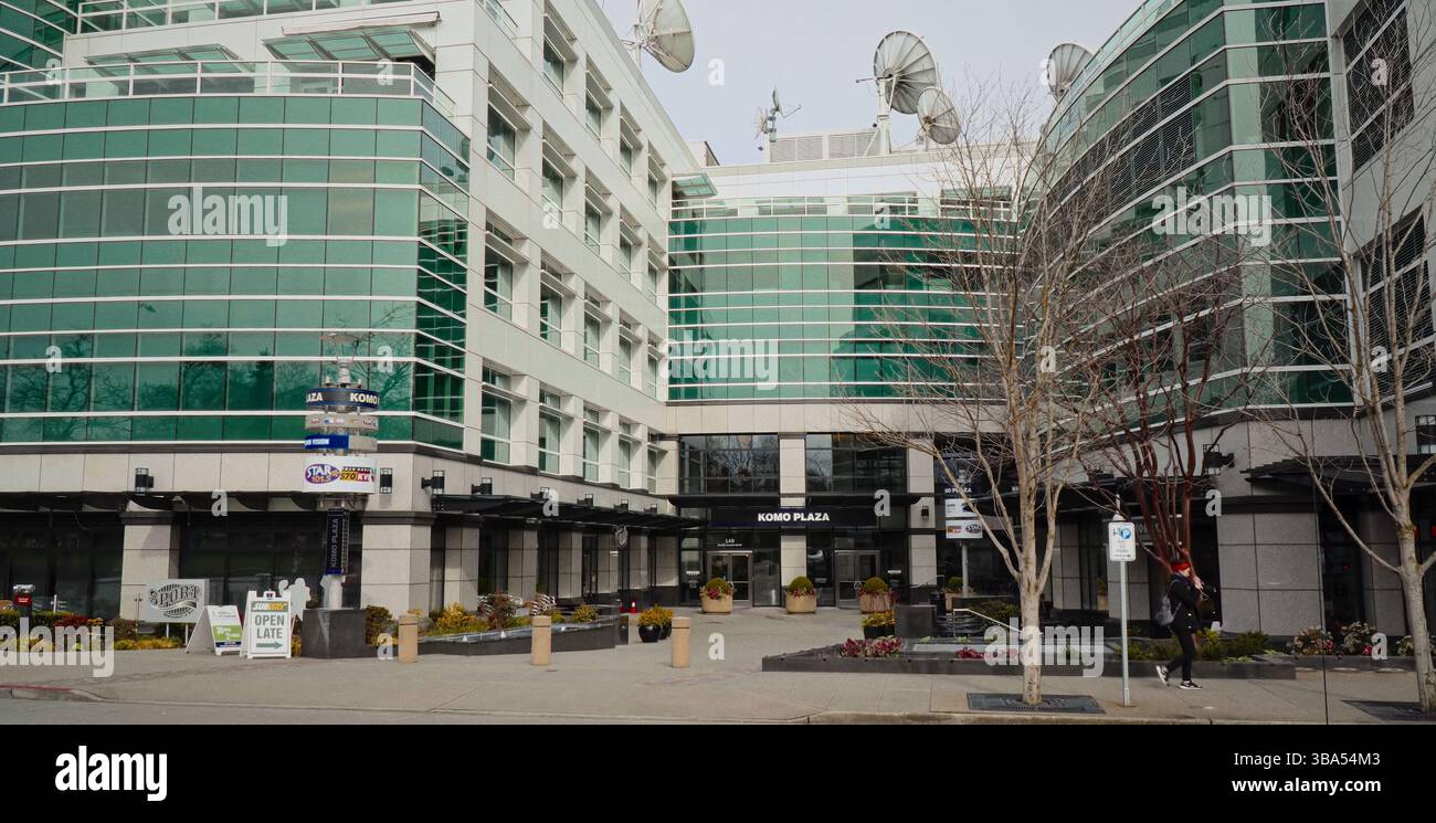 SEATTLE, WASHINGTON - 10. APRIL 2017 - KOMO Plaza Sendezentrale mit Satellitenschüsseln in Seattle, Washington Stockfoto