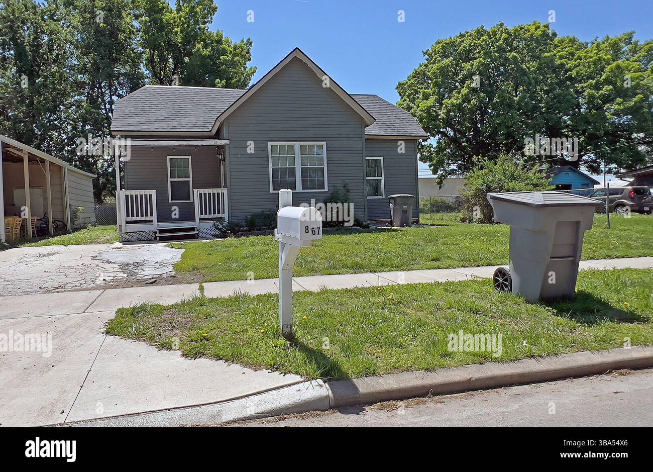 Emporia Kansas, USA. Mai 2025. Das Haus an der 867 West 5th Avenue in Emporia war der sekundäre Standort der Homeland Security-Untersuchung, in der eine bedeutende Drogenverteilung von flüssigem Methamphetamin über die mexikanisch-amerikanische Grenze nördlich der interstate Rt geschmuggelt wurde. 35. Hier fand die Polizei über 130 Pfund fertiges Meth sowie ein Konversionslabor. Quelle: Mark Reinstein/Media Punch/Alamy Live News Stockfoto