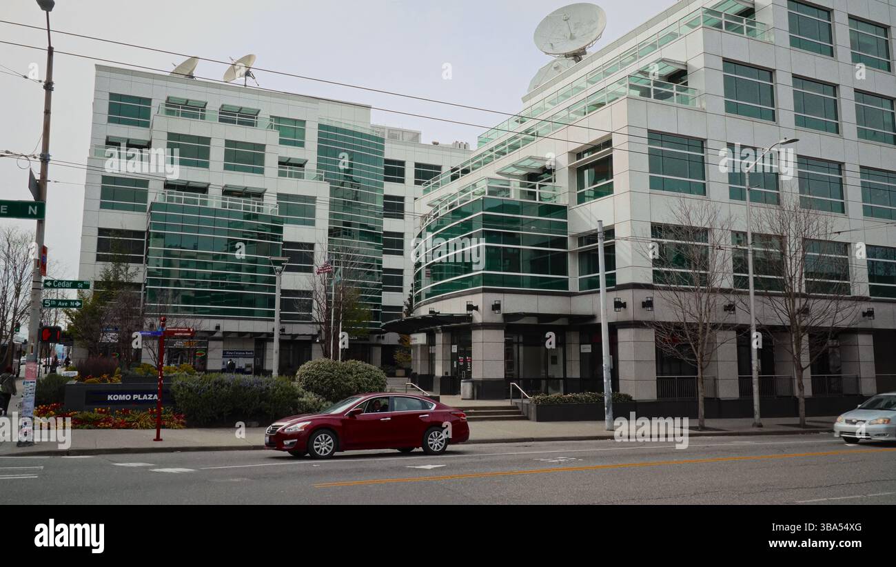 SEATTLE, WASHINGTON - 10. APRIL 2017 - KOMO Plaza Sendegebäude mit Satellitenschüsseln in Seattle, Washington Stockfoto