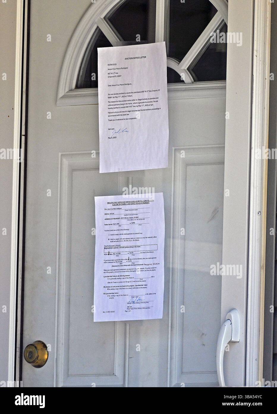 Emporia Kansas, USA. Mai 2025. Vertreibungen sind an der Haustür des Hauses 867 West 5th Ave in Emporia angebracht, an dem sich die Homeland Security-Untersuchung befand, wo eine bedeutende Drogenverteilung von flüssigem Methamphetamin über die mexikanisch-amerikanische Grenze nördlich der interstate Rt geschmuggelt wurde. 35. Hier fand die Polizei über 130 Pfund fertiges Meth sowie ein Konversionslabor. Quelle: Mark Reinstein/Media Punch/Alamy Live News Stockfoto